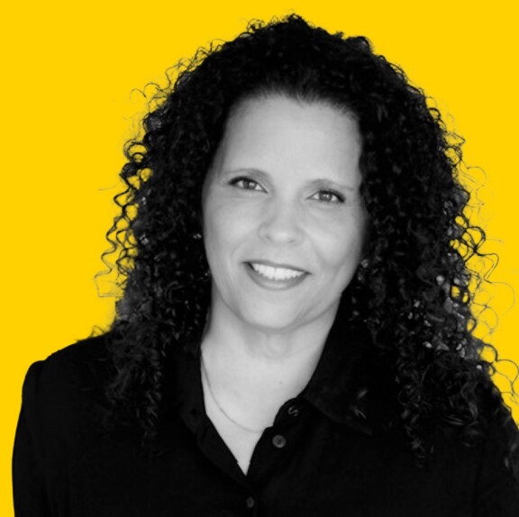 Marie-Chantal_Paris_yellowBG